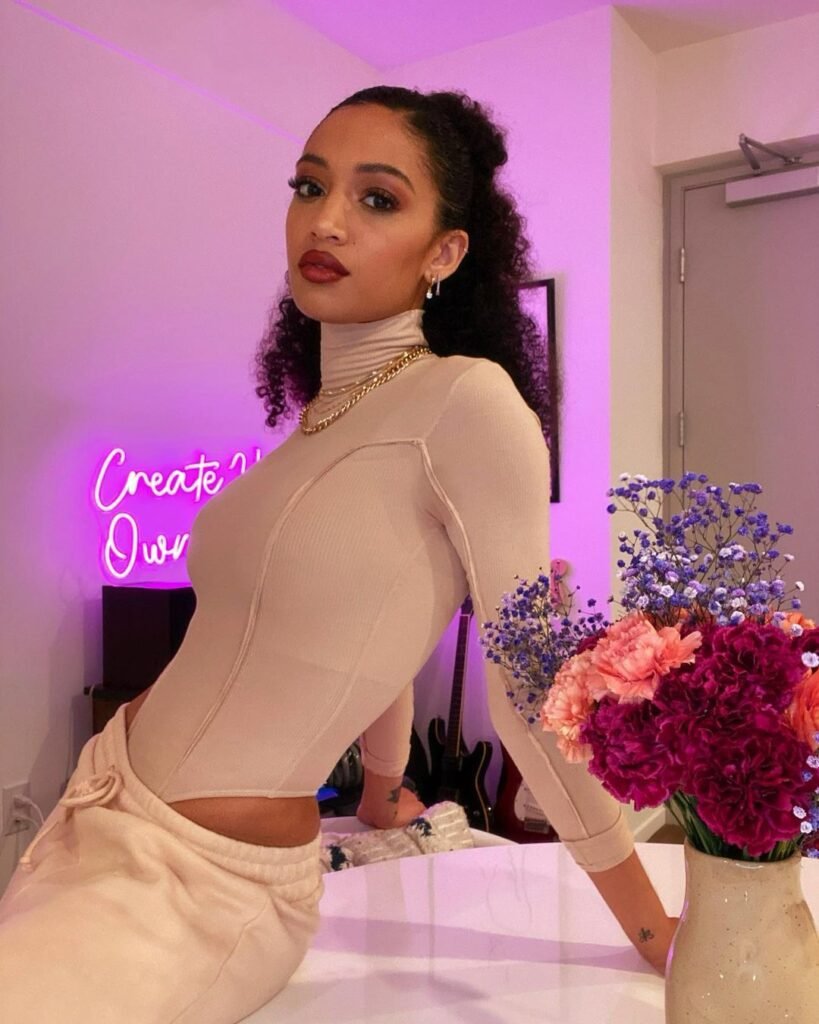 What nationality is Samantha Logan ? Know all about her Age , Career, height and more !