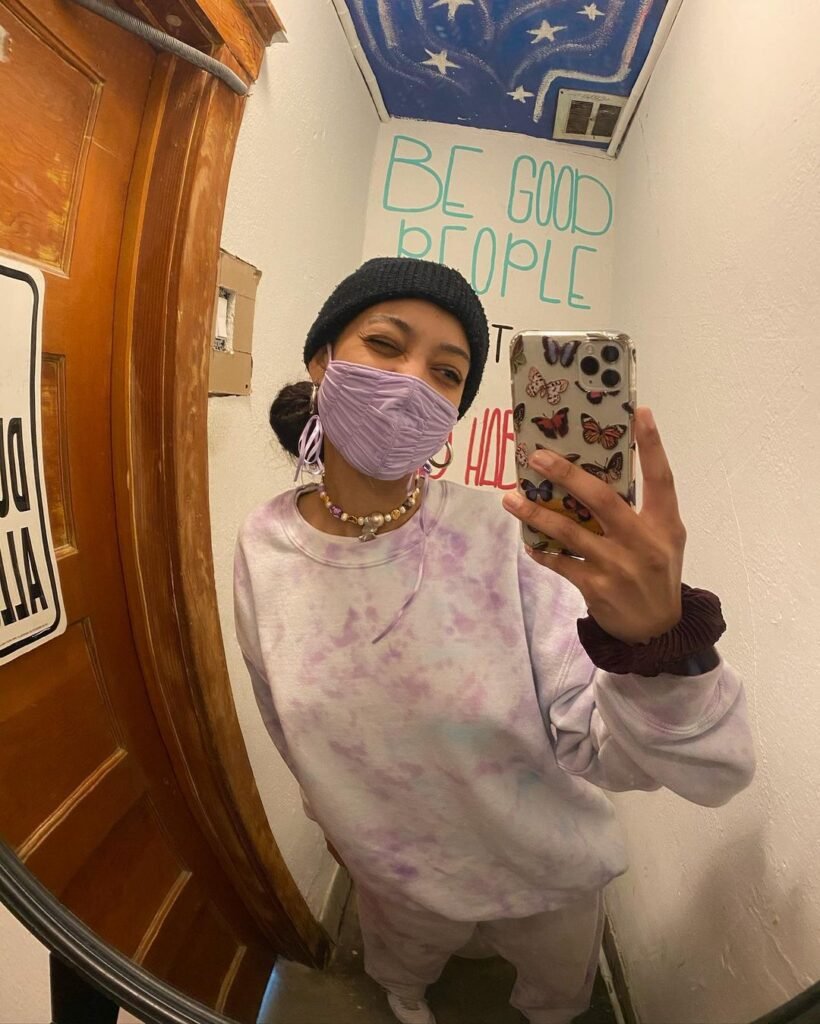 What nationality is Samantha Logan ? Know all about her Age , Career, height and more !