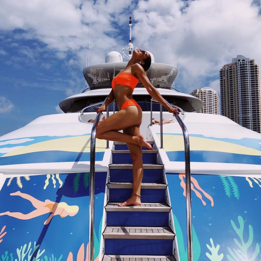 What nationality is Samantha Logan ? Know all about her Age , Career, height and more !