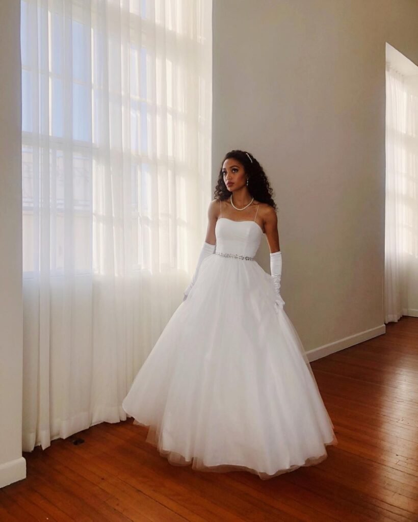 What nationality is Samantha Logan ? Know all about her Age , Career, height and more !